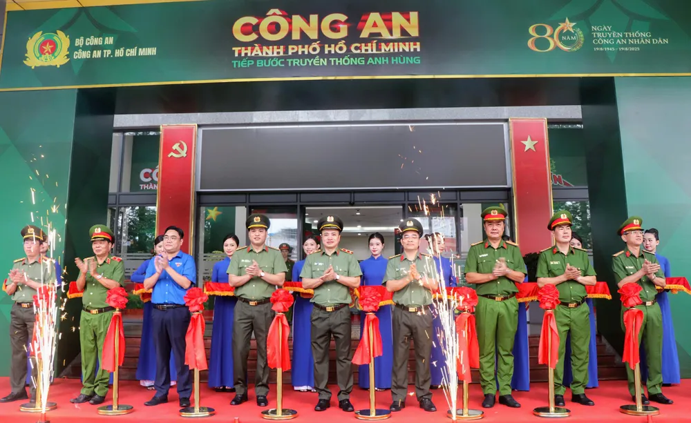 Đại biểu cắt băng khai mạc triển lãm z6895400733312_869f5ba311c6095e866d09bcdf2a7be3.jpg