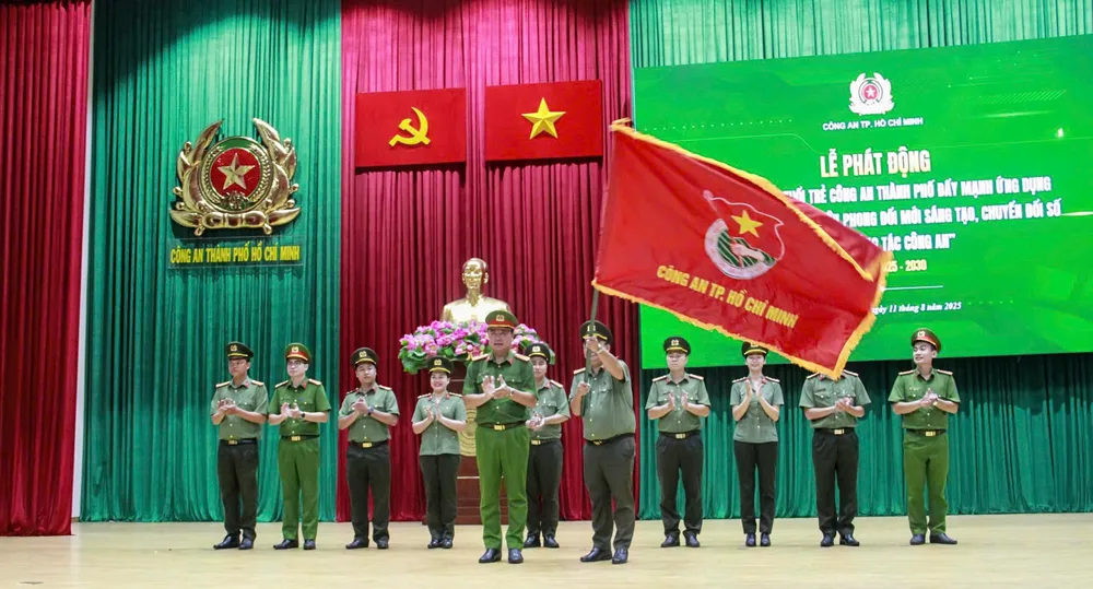 Lãnh đạo Công an TPHCM trao cờ lệnh phát động phong trào và giao nhiệm vụ cho tuổi trẻ Công an TPHCM z6895408938345_494ac8749f7be0f84bb8989255eaeb6c.jpg