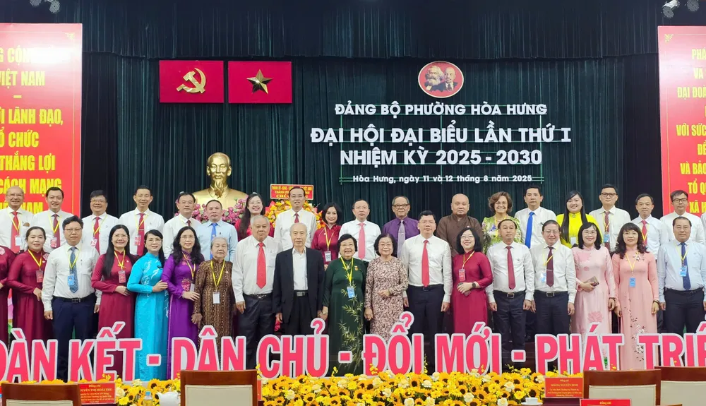 Đại biểu chụp hình lưu niệm z6898755146157_b5017715132e3722a3e8736bc281ed22.jpg