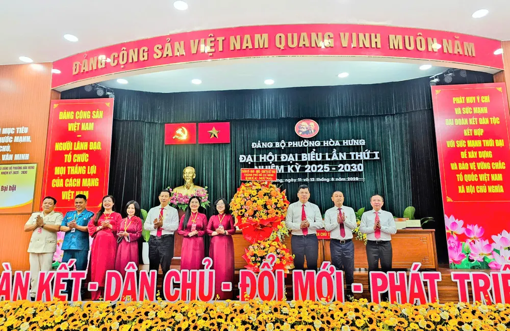 Thành ủy - HĐND - UBND - Ủy ban MTTQ Việt Nam TPHCM tặng hoa chúc mừng đại hội z6898792895341_7d94d8d47e3553b9f378ba75f4a11563.jpg