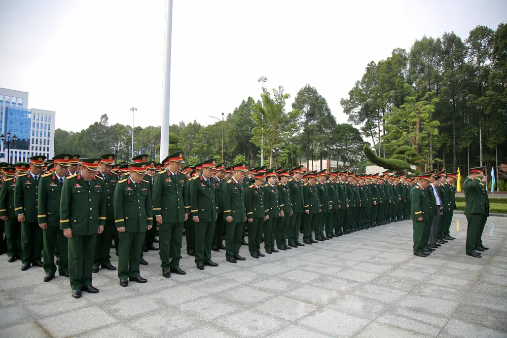Đoàn đại biểu mặc niệm tưởng nhớ công ơn to lớn của Chủ tịch Hồ Chí Minh. Ảnh: DŨNG PHƯƠNG z6904732003528_343b92dc2fa8f696d40149e718696168.jpg