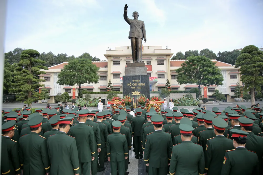 Đại biểu dự đại hội dâng hoa, dâng hương Chủ tịch Hồ Chí Minh. Ảnh: DŨNG PHƯƠNG z6904732068737_83138ed86f9f8fb9749b7753ec7458f4.jpg