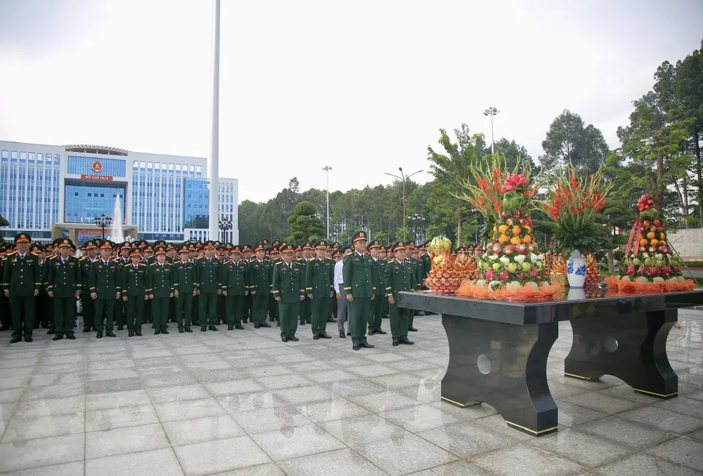 Đại biểu dự đại hội dâng hoa, dâng hương Chủ tịch Hồ Chí Minh. Ảnh: DŨNG PHƯƠNG z6904732441803_c6a39426e2b79104e38ceb9f17e02f0d.jpg