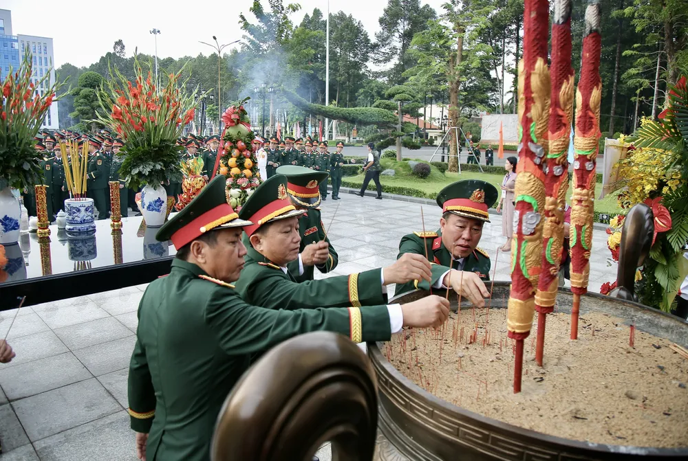 Các đại biểu dâng hương. Ảnh: DŨNG PHƯƠNG z6904733161792_38519408d95b98b5a5e9252acf14661f.jpg