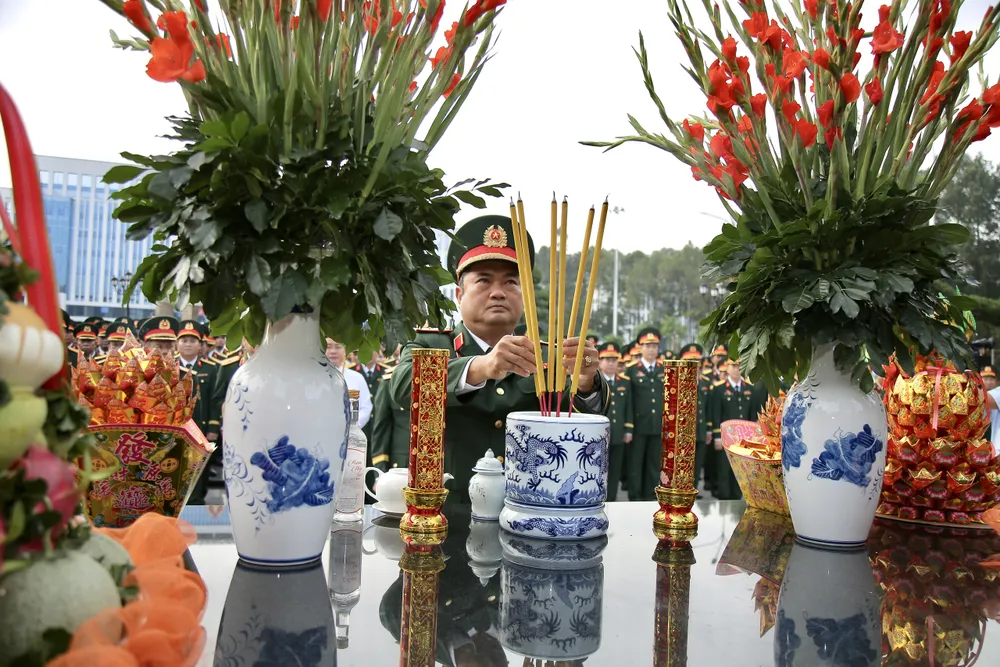 Thiếu tướng Lê Xuân Thế, Tư lệnh Quân khu 7 dâng hương. Ảnh: DŨNG PHƯƠNG z6904733289111_53f7ada11682c6517e44f8deac199a0a.jpg