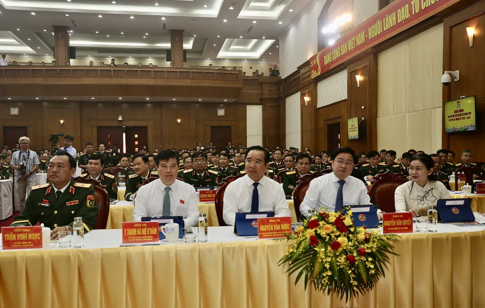 Lãnh đạo các tỉnh, thành phố trên địa bàn Quân khu 7 tham dự đại hội. Ảnh: DŨNG PHƯƠNG z6904958073540_21a64db1ddf102c5bf47980abbbc0170.jpg
