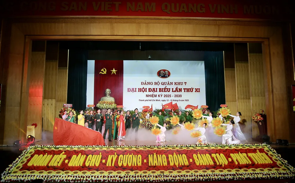 Tiết mục văn nghệ chào mừng đại hội. Ảnh: DŨNG PHƯƠNG z6904962112328_a2d65af85d8f40ac0c00404a52273275.jpg