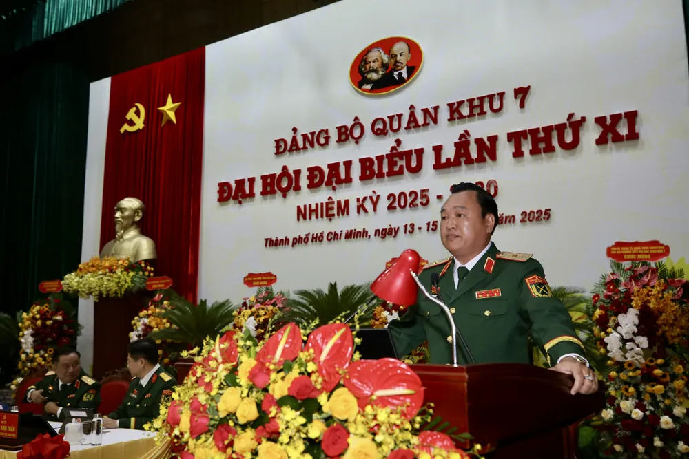 Thiếu tướng Trần Vinh Ngọc, Chính ủy Quân khu 7 phát biểu khai mạc đại hội. Ảnh: DŨNG PHƯƠNG z6904966607147_f3ba61675960cf55e2a308cdf6ca6cd4.jpg