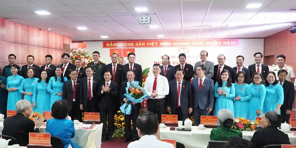Ra mắt Ban Chấp hành Đảng bộ phường Vườn Lài, nhiệm kỳ 2025-2030 z6905675669354_782508a9794cba1e552678b87f76f7c6.jpg