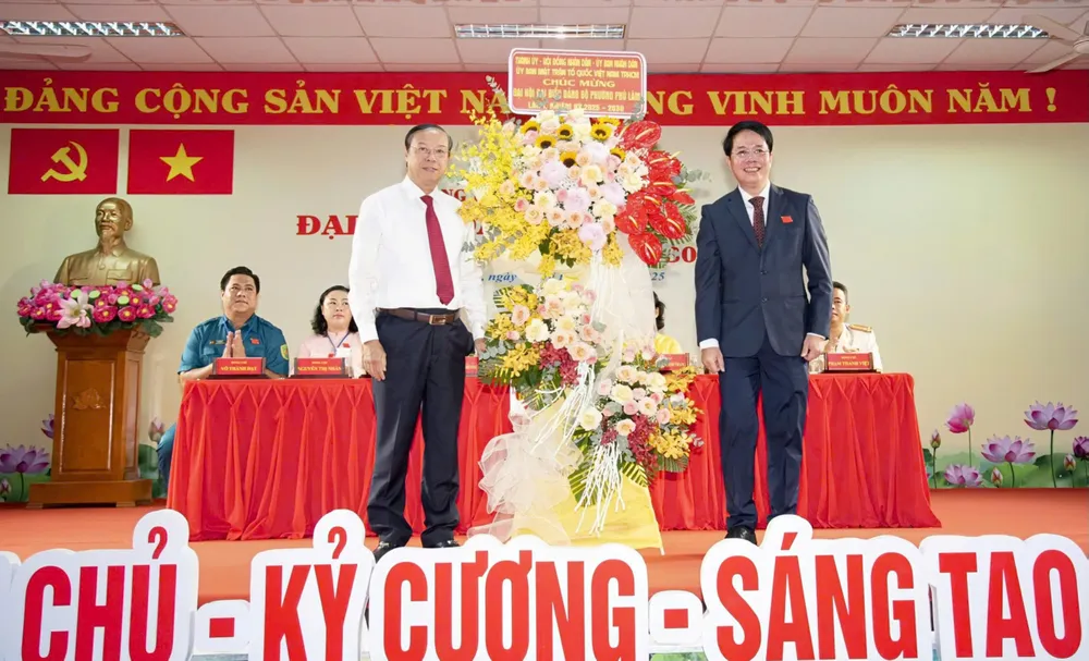 Đồng chí Nguyễn Văn Thọ tặng hoa chúc mừng đại hội z6905926964423_69df3ec302d3d5313e78dce04f745980.jpg
