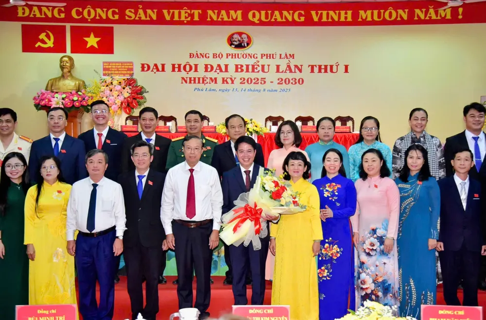 Ra mắt Ban Chấp hành Đảng bộ phường Phú Lâm, nhiệm kỳ 2025-2030 z6905930460863_15967700d3e8ecf223f54a94213a9b7b.jpg