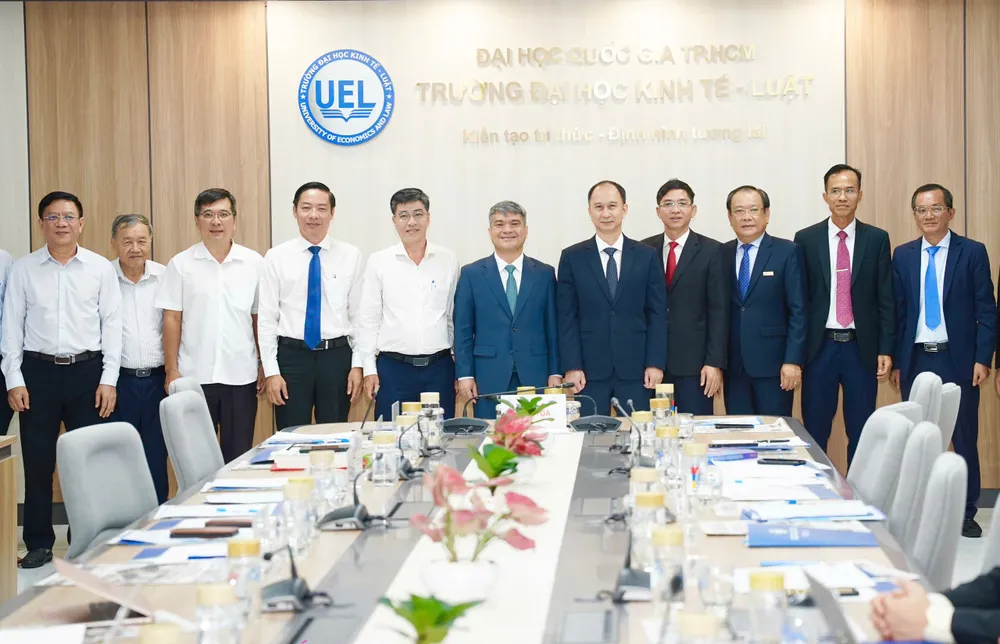Đại biểu dự hội thảo chụp hình lưu niệm IMG_20250815_131451.jpg