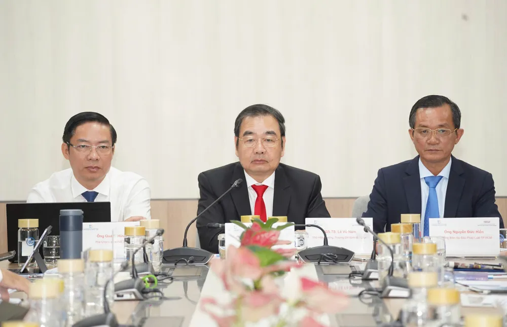 Các Chủ tọa của Hội thảo (từ trái qua): Phó Chánh án TAND TPHCM Quách Hữu Thái; PGS.TS Lê Vũ Nam, Phó hiệu trưởng Trường ĐH Kinh tế - Luật và Nhà báo Nguyễn Đức Hiển, Phó Tổng biên tập Thường trực báo Pháp Luật TPHCM IMG_20250815_132055.jpg