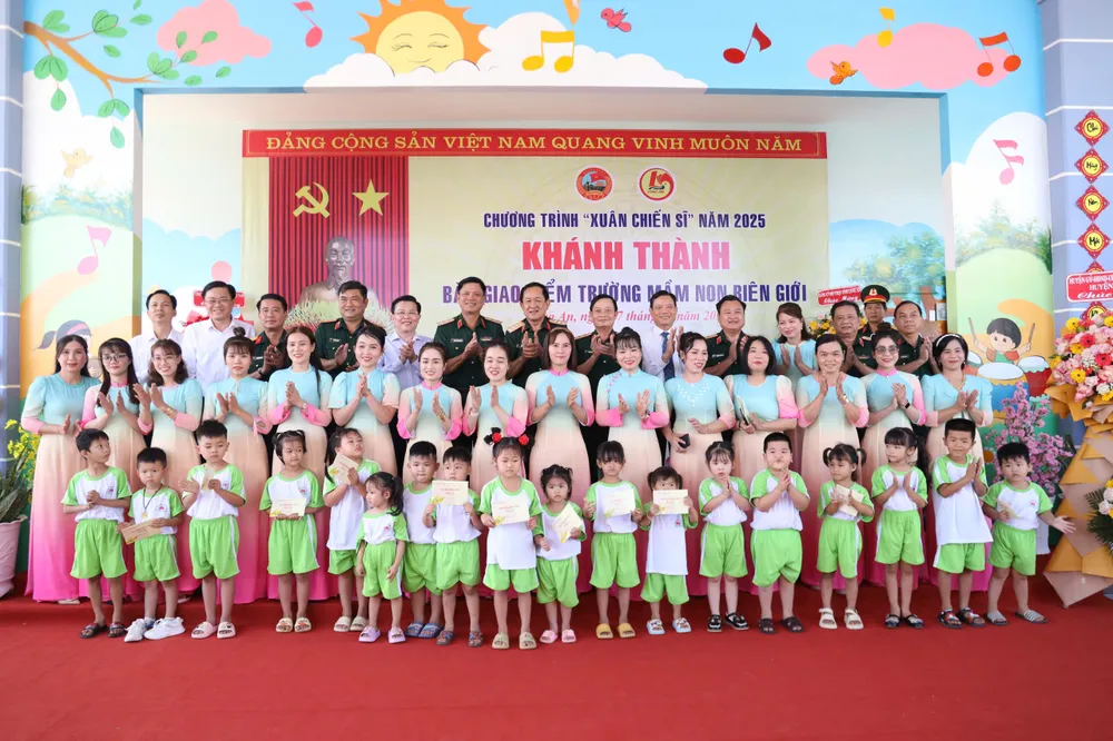 Bộ Tư lệnh Quân khu tặng Điểm trường mầm non biên giới tại tỉnh Long An (nay là tỉnh Tây Ninh) z6908693569435_e91e762de3cdfb23b16d1c25ad681d23.jpg