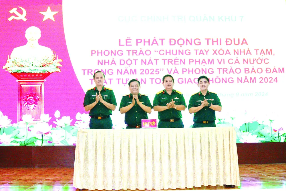 Thiếu tướng Trần Chí Tâm, Phó Chính ủy Quân khu tại Lễ phát động thi đua hưởng ứng Phong trào “Chung tay xóa nhà tạm, nhà dột nát trên phạm vi cả nước trong năm 2025” và Phong trào thi đua bảo đảm trật tự an toàn giao thông năm 2024 z6908695722415_a6809c9e70f85da20e2d396360e0677c.jpg