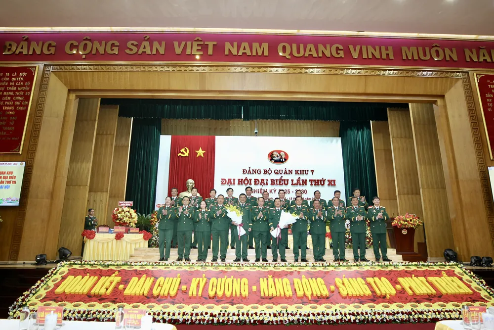 Tặng hoa chúc mừng Ban Chấp hành Đảng bộ Quân khu 7, nhiệm kỳ 2025-2030 và đoàn đại biểu đi dự Đại hội Đảng bộ Quân đội lần thứ XII. Ảnh: DŨNG PHƯƠNG z6909953294080_4b682bfeb0070c25ee611130a843f887.jpg