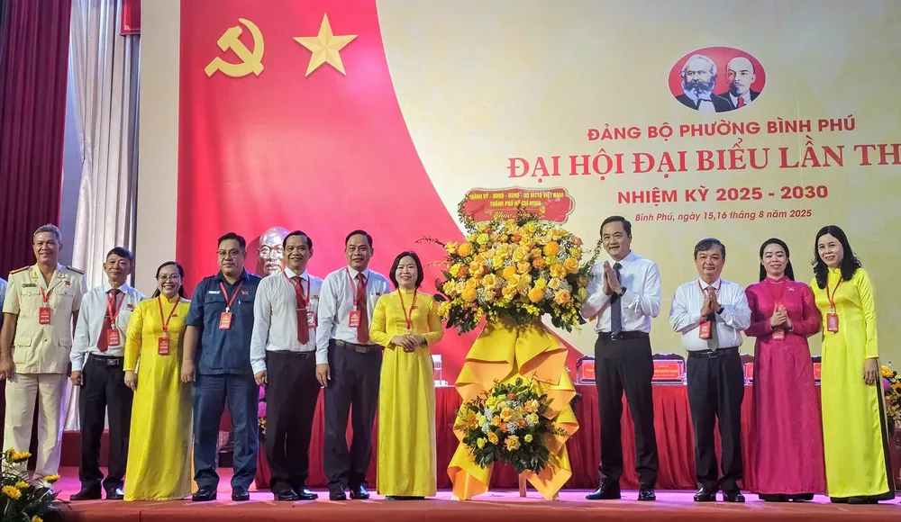 Giám đốc Sở Công thương TPHCM Bùi Tá Hoàng Vũ tặng hoa chúc mừng đại hội IMG_20250816_112647.jpg