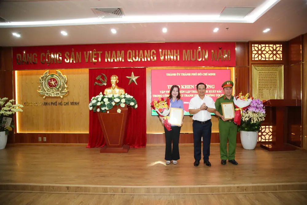 Đồng chí Nguyễn Văn Được trao thư biểu dương, tặng hoa chúc mừng Viện KSND TPHCM và Phòng Cảnh sát hình sự Công an TPHCM. Ảnh: CATP z6913698088710_7e4aa17529d5562a09b18b239e8e7d3e.jpg