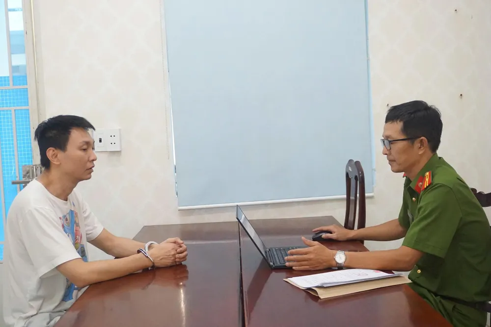 Đối tượng Nguyễn Thanh Nhã tại cơ quan công an. Ảnh: CATP z6913748113191_49ff1c1227e74fa2908c9c3ae8e8f435.jpg