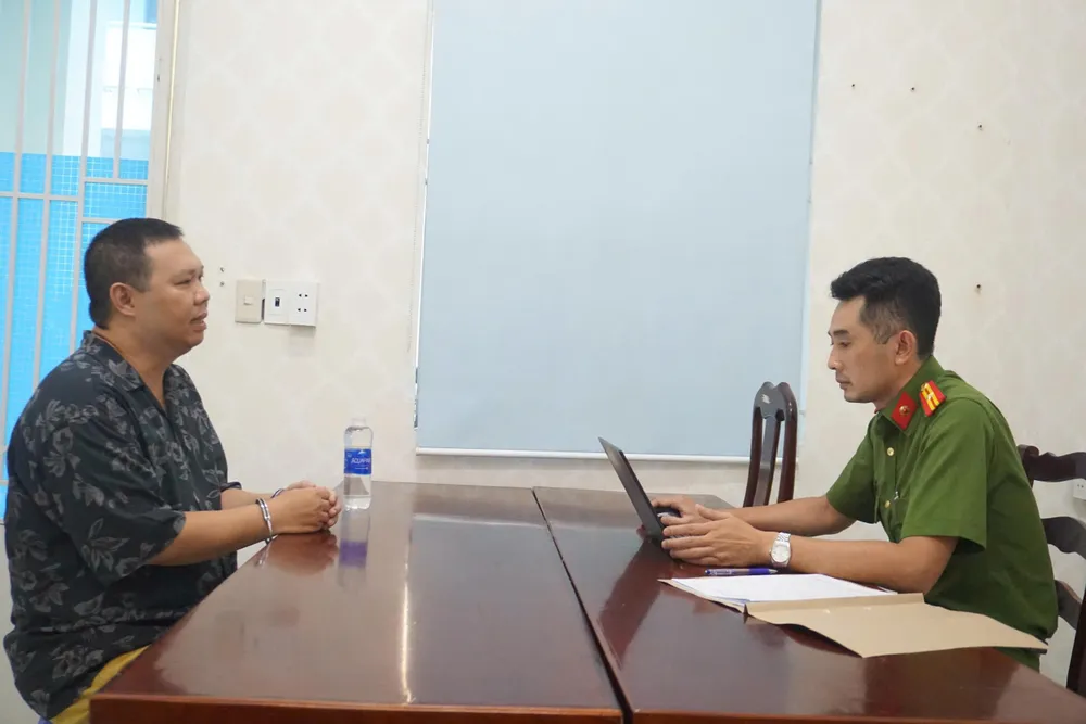 Đối tượng Nguyễn Tấn Nguyên tại cơ quan công an. Ảnh: CATP z6913748507120_bde8f01c3a23ae95ba37bda34a2eb910.jpg