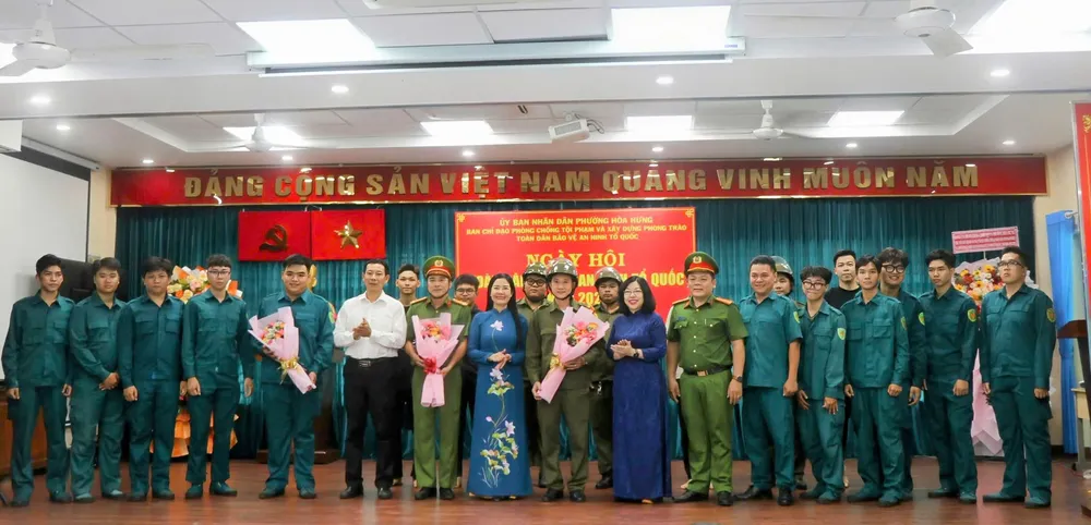 Đại biểu chụp hình lưu niệm IMG_20250818_184843.jpg