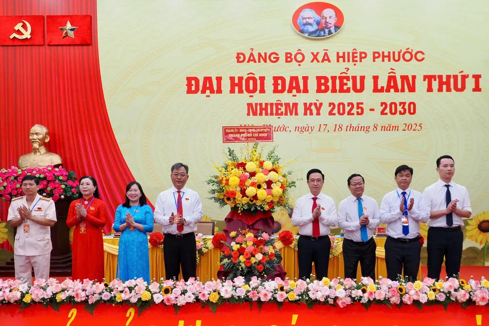 Đồng chí Đặng Minh Thông tặng hoa chúc mừng đại hội. Ảnh: HOÀNG HÙNG z6917811298948_9717d2dda8d1f501a1086d4c3c82cff5.jpg