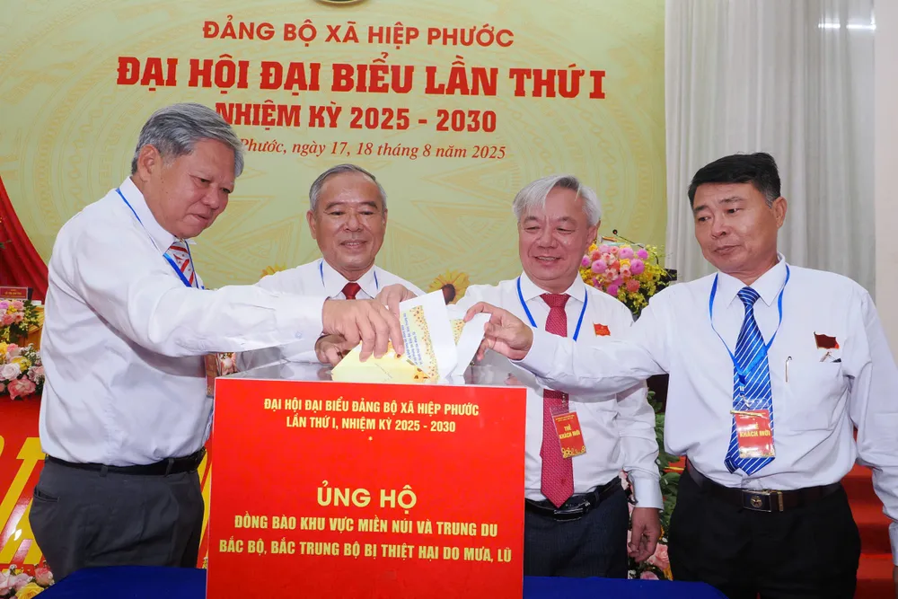 Xã Hiệp Phước phát động ủng hộ đồng bào chịu ảnh hưởng bởi thiên tai tại đại hội. Ảnh: HOÀNG HÙNG z6918119428802_02cd72af8e9f1ce3282717500205c886.jpg