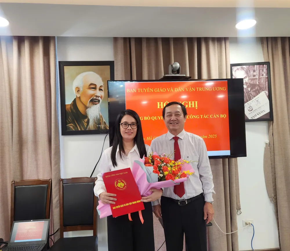 Đồng chí Huỳnh Thành Đạt trao quyết định và tặng hoa chúc mừng đồng chí Phạm Thu Hường z6918222730715_776da2ae04beaa48cba4c1e3d29f3ce3.jpg