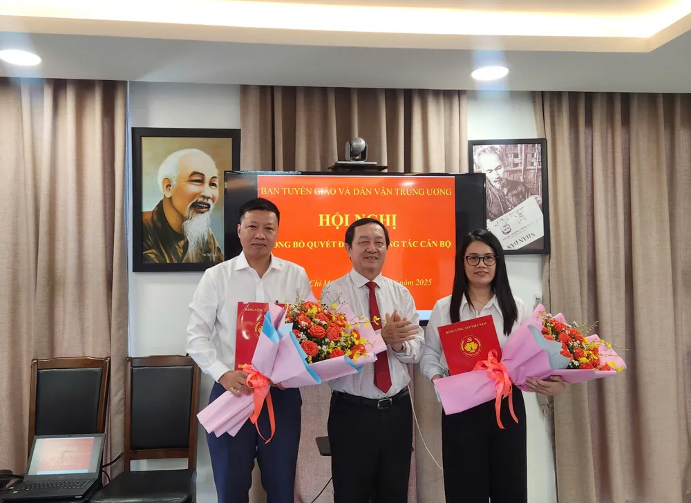 Đồng chí Huỳnh Thành Đạt chúc mừng các đồng chí được bổ nhiệm z6918222739901_98d72fe40f976592b1e9ca4a00c1dfad.jpg