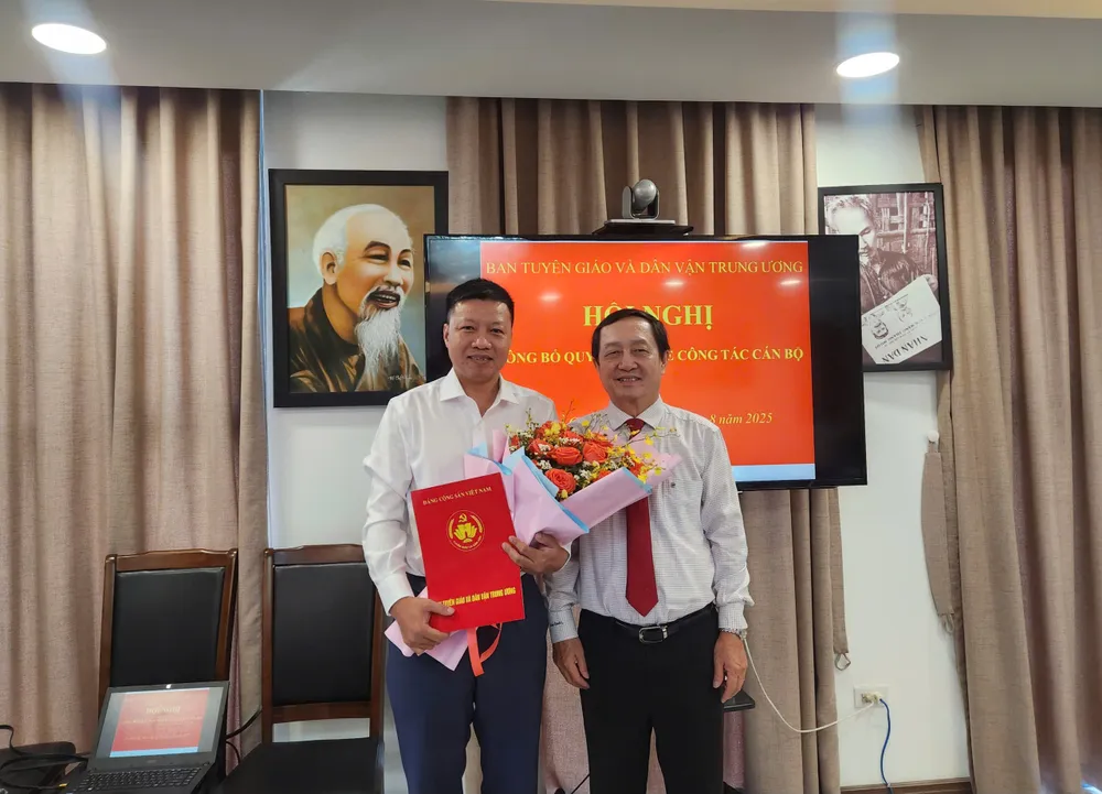 Đồng chí Huỳnh Thành Đạt trao quyết định và tặng hoa chúc mừng đồng chí Trần Quốc Phương Duy z6918222759928_b8aa267cb8e3a7663b23dfac651fd381.jpg
