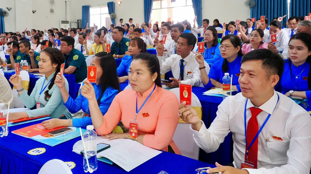 Đại biểu biểu quyết tại đại hội. Ảnh: HOÀNG HÙNG z6918495375368_fec680c69e02201d785bf068be6a29da.jpg