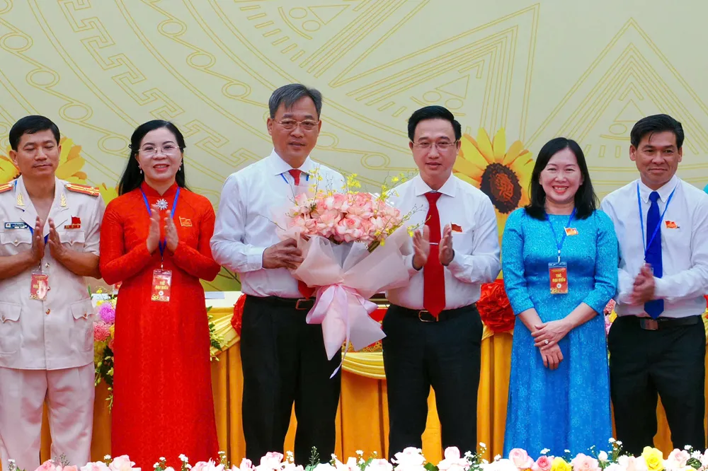 Đồng chí Đặng Minh Thông chúc mừng Ban Chấp hành Đảng bộ xã Hiệp Phước, nhiệm kỳ 2025-2030. Ảnh: HOÀNG HÙNG z6918495418415_a17754e7334ea9c5ab33416bef9c449b.jpg
