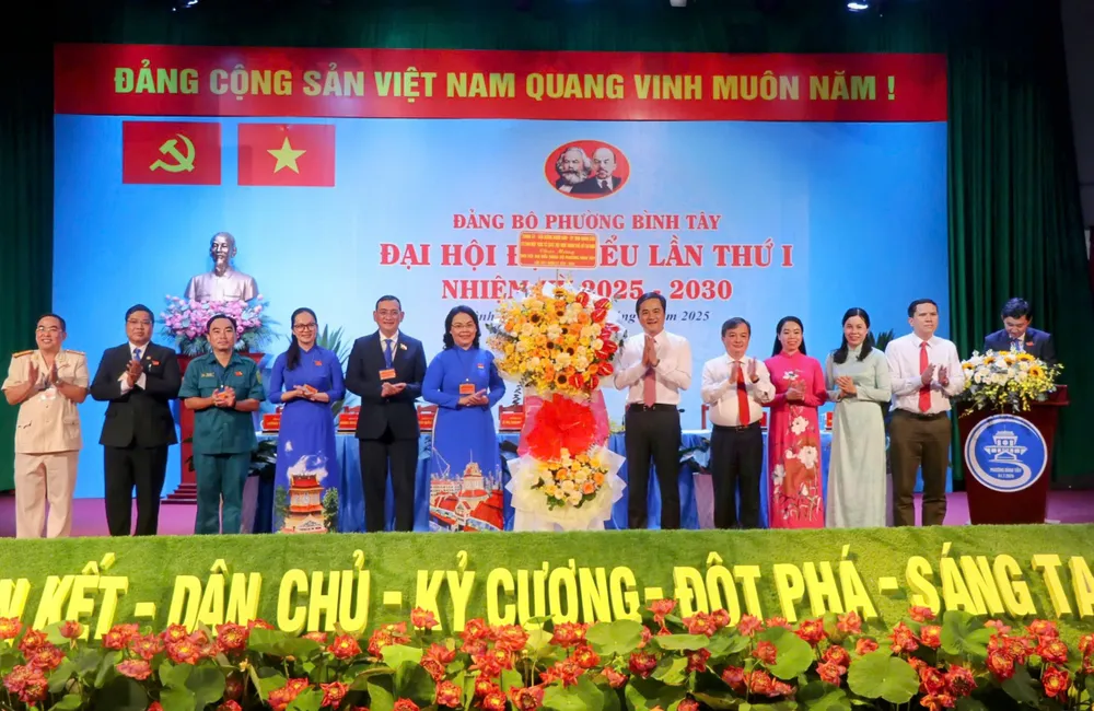 Lãnh đạo TPHCM tặng hoa chúc mừng đại hội 2.jpg