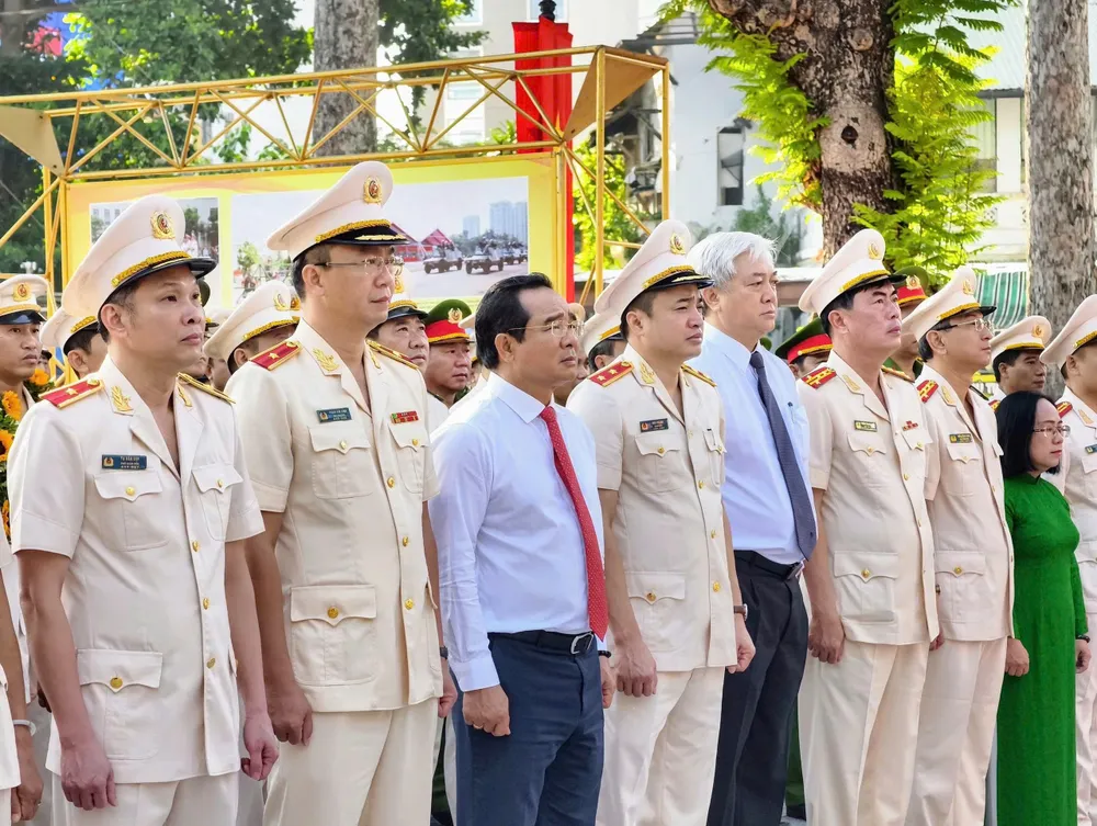 Các đại biểu tham dự lễ vinh danh z6922064650735_3c16a7a986db30ba81bab4b2fe734254.jpg