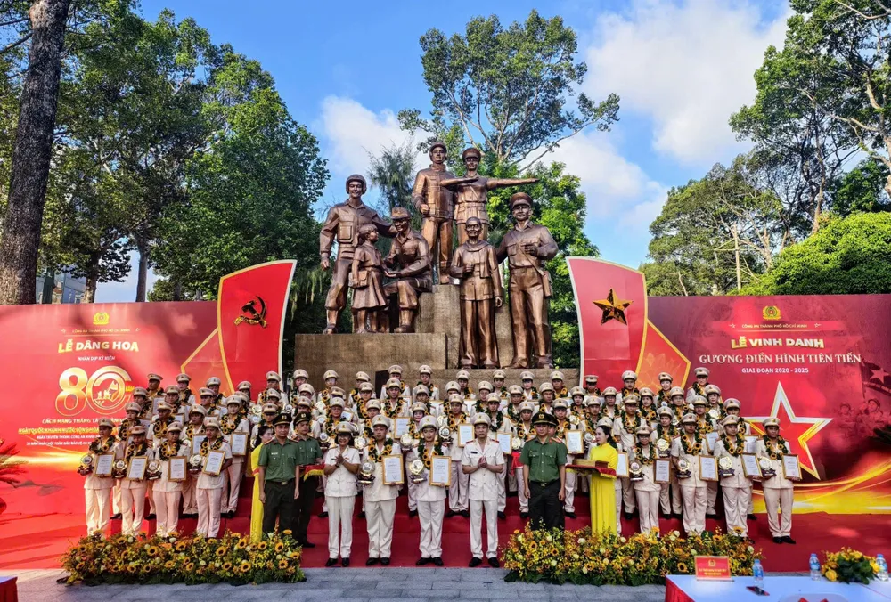 Vinh danh các gương điển hình tiên tiến z6922067979362_a1324020391e604783a00078b7a0eba5.jpg