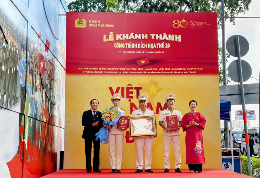 Công trình xác lập kỷ lục đường tranh bích họa có tổng diện tích lớn nhất Việt Nam z6922073248381_ef4a1ac7784e1c39891d82df01cae50a.jpg
