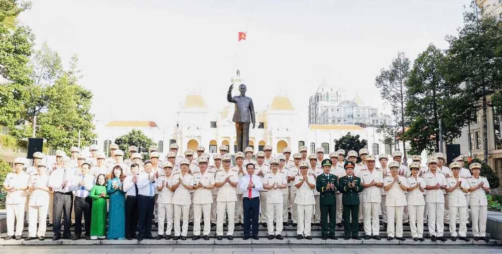 Đại biểu dâng hoa tại Công viên Tượng đài Chủ tịch Hồ Chí Minh z6922127174289_509423f3895a4e9099d424de58913b77.jpg