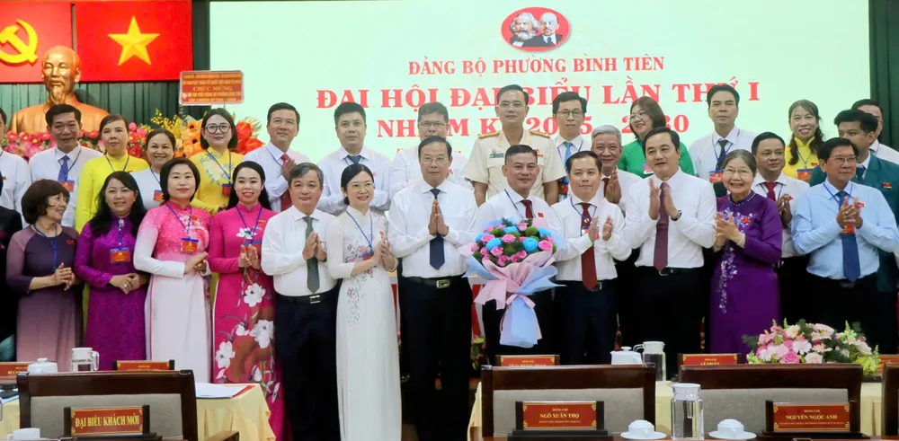 Đại biểu chụp hình lưu niệm tại đại hội z6922193052082_a79cea0aa916b88607e1e19dbcc7d93e.jpg