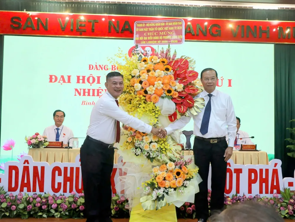 Đồng chí Nguyễn Văn Thọ tặng hoa chúc mừng đại hội z6922196524375_f29bc495d8bf26db682bd24c82ed0861.jpg