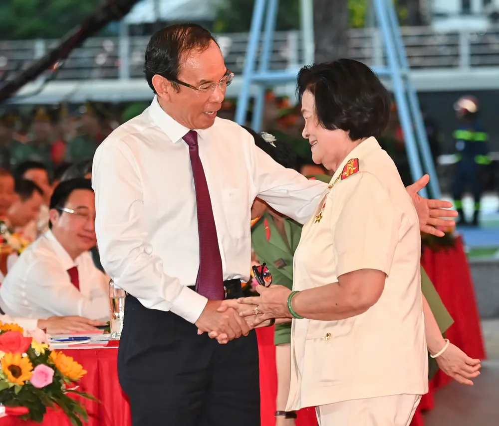 Bí thư Thành ủy TPHCM Nguyễn Văn Nên gặp gỡ Đại tá Nguyễn Thị Thảo, Anh hùng Lực lượng vũ trang nhân dân, nguyên Phó Trưởng Ban Chỉ huy An ninh Công an TPHCM. Ảnh: VIỆT DŨNG z6923563408990_73fc43edaa503f7e9f9a980ac69d20dd.jpg