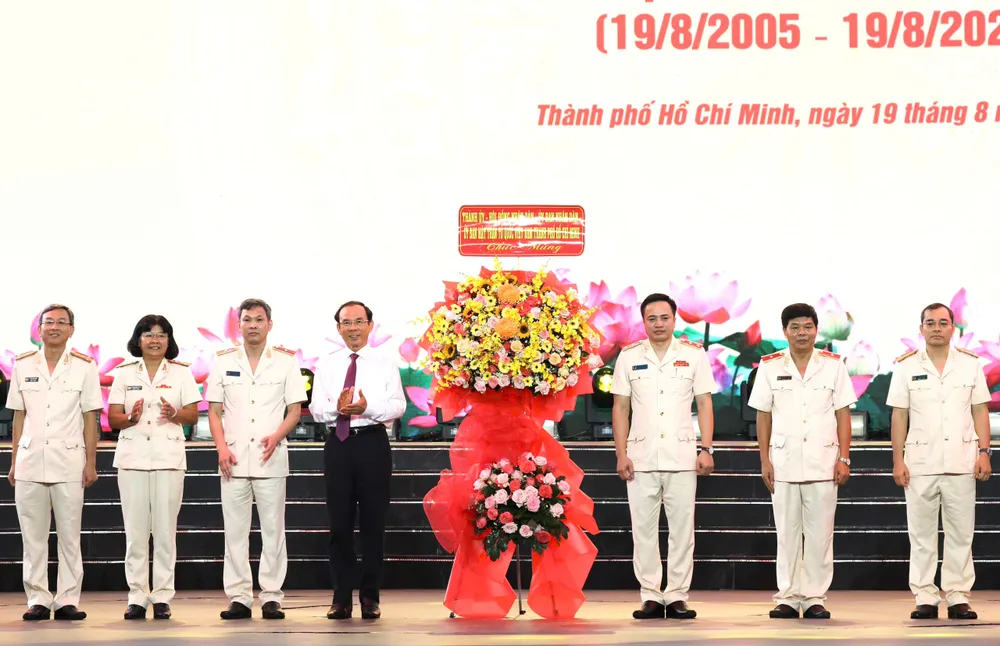 Đồng chí Nguyễn Văn Nên trao hoa chúc mừng của Thành ủy - HĐND - UBND - Ủy ban MTTQ Việt Nam TPHCM đến Công an TPHCM. Ảnh: VIỆT DŨNG z6923563430017_811aac3f7bf777f6a516b852bb36f8d6.jpg