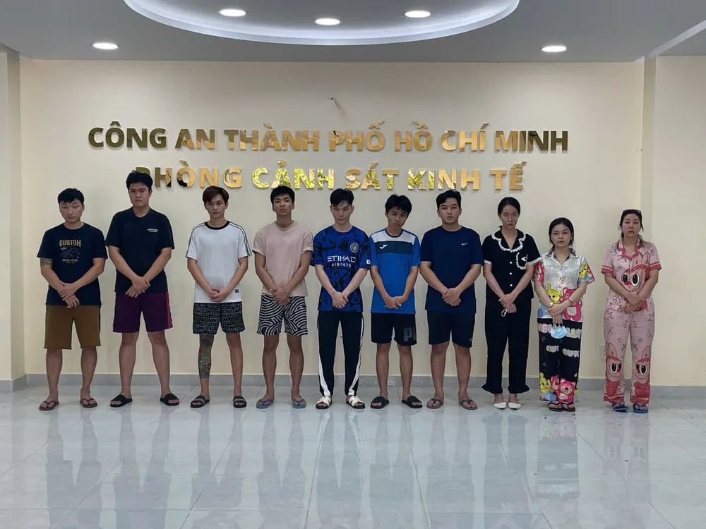Các đối tượng tại cơ quan công an. Ảnh: CA Ảnh 1 - Khí cười 90 house (1).jpg