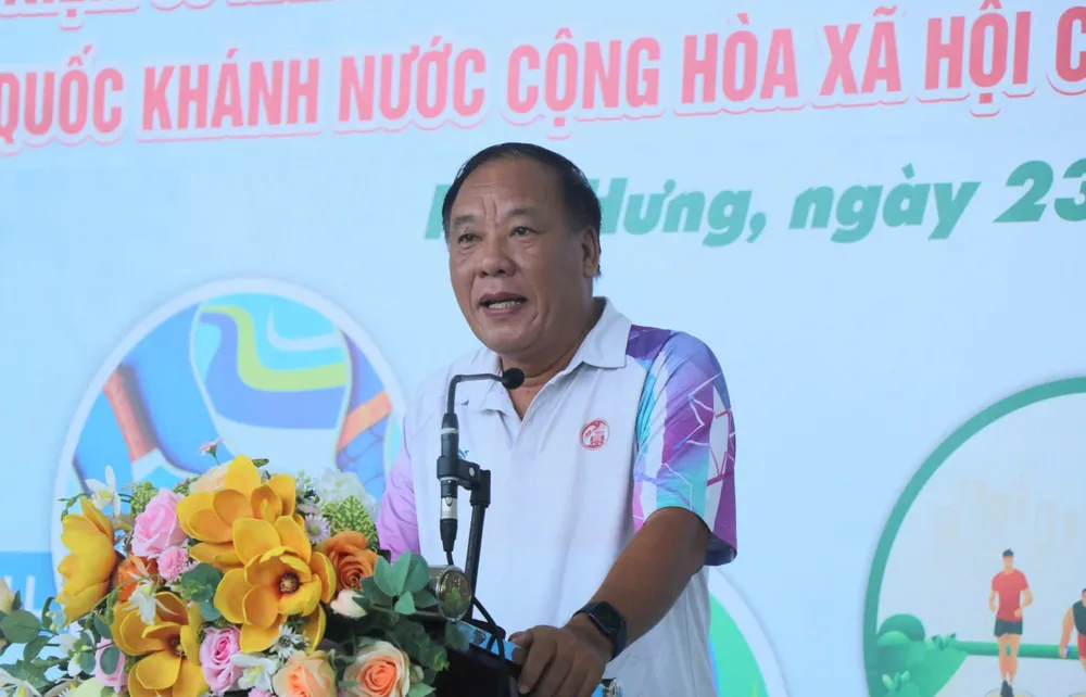 Giám đốc Trung tâm cung ứng dịch vụ Văn hóa - Thể thao phường Hòa Hưng Bùi Thế Hải phát biểu khai mạc hội thao hòa hưng.jpg