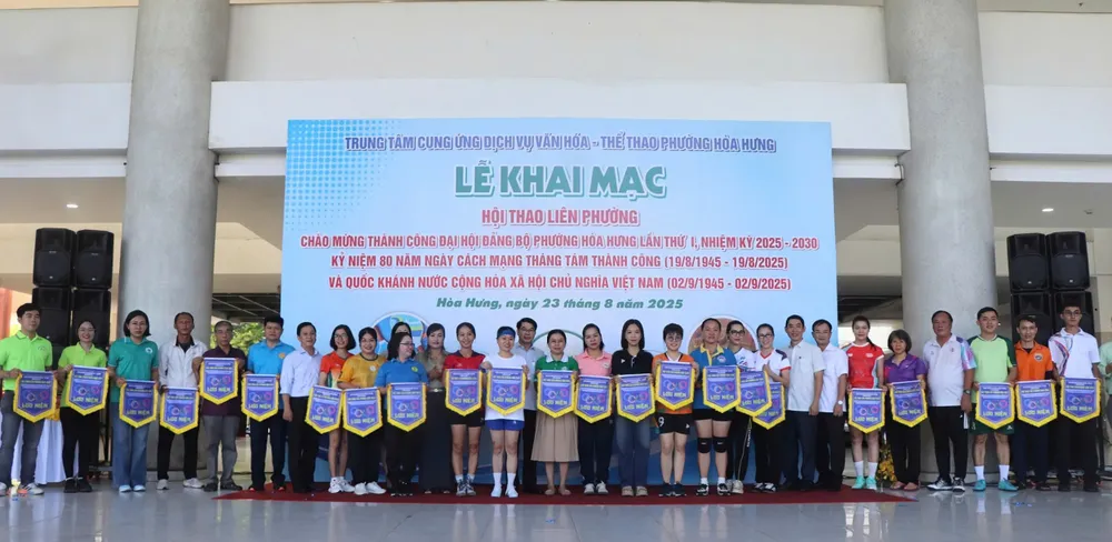 Trao cờ lưu niệm cho các đơn vị dự hội thao z6935845038239_e2223c74278c32048342c5a3f1f375c5.jpg