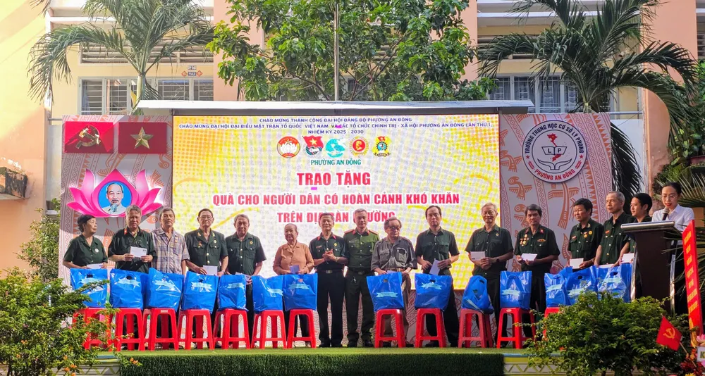 Trao quà đến cựu chiến binh và hộ dân có hoàn cảnh khó khăn z6935963176152_16a9decf169d014bfc1eaedd3ad1e872.jpg