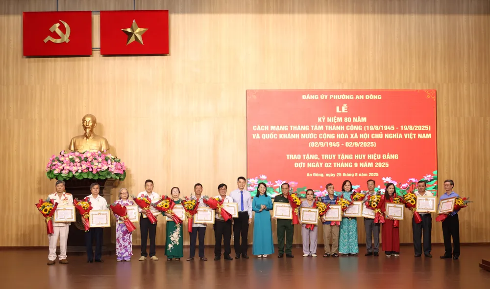 47 đảng viên phường An Đông nhận Huy hiệu Đảng đợt 2-9 IMG_4591.JPG