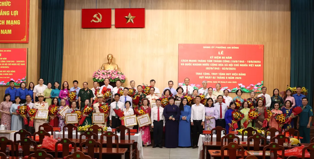 Đại biểu chụp hình lưu niệm IMG_4620.JPG