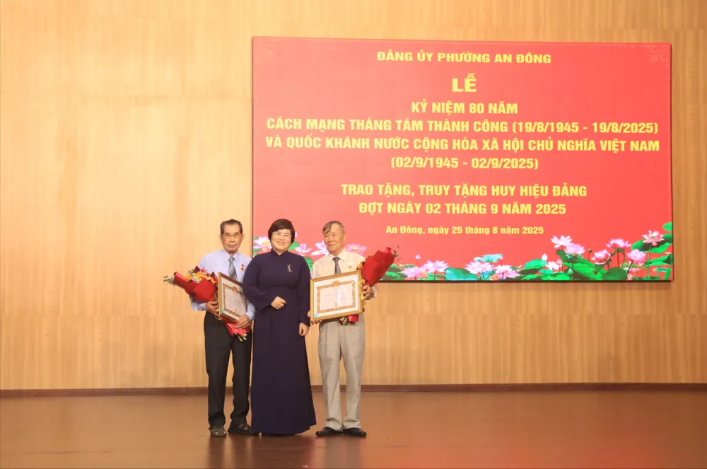 Bí thư Đảng ủy phường An Đông Trương Minh Kiều trao Huy hiệu 65 năm, 60 năm tuổi Đảng cho các đảng viên IMG_8520.JPG