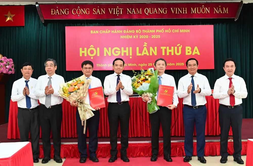 Bí thư Thành ủy TPHCM Trần Lưu Quang cùng các Phó Bí thư trao quyết định và tặng hoa chúc mừng đồng chí Nguyễn Mạnh Cường, đồng chí Dương Anh Đức. Ảnh: VIỆT DŨNG z6941791725136_939d073cd925206bf8901f5dc5b19561.jpg