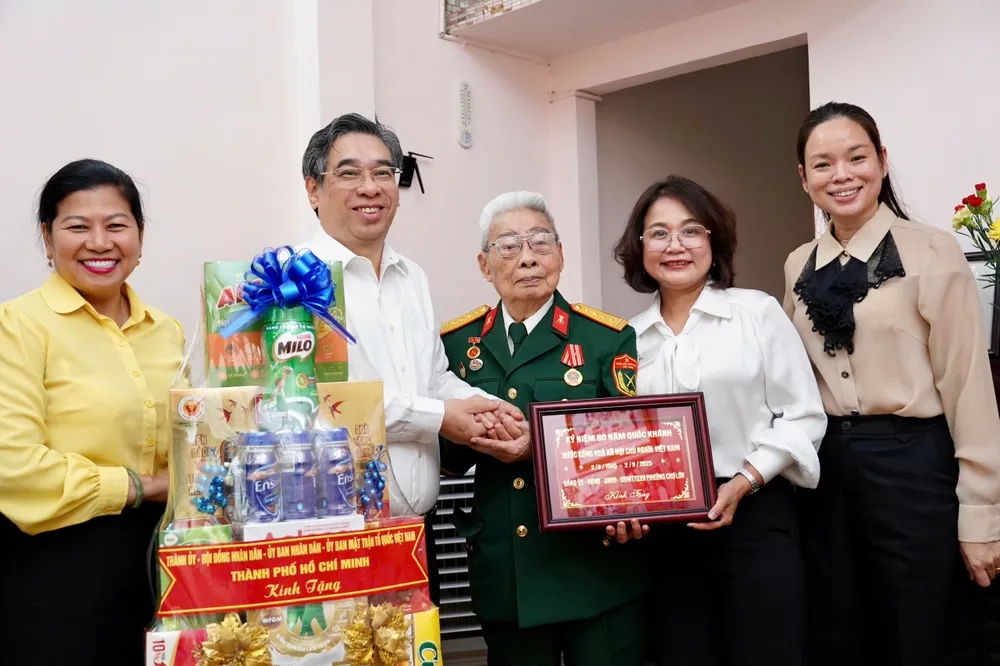 Đồng chí Nguyễn Phước Lộc cùng lãnh đạo phường Chợ Lớn trao quà đến ông Trần Thăng Phúc. Ảnh: HOÀNG HÙNG z6949137730035_c995a49613249378f9ec07b156237274.jpg